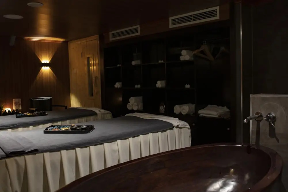 Scarlet Pearl Cruises - Wonder On Lan Ha Bay