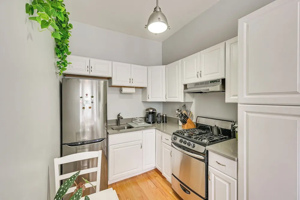 Cozy Somerville Studio: 2 Mi To Boston, Walk To T!