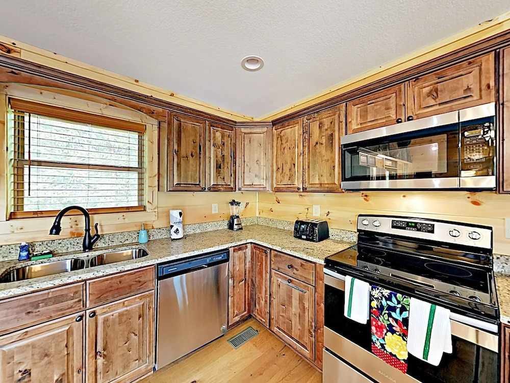 New Listing! Gorgeous W/ Mountain Views 3 Bedroom Cabin