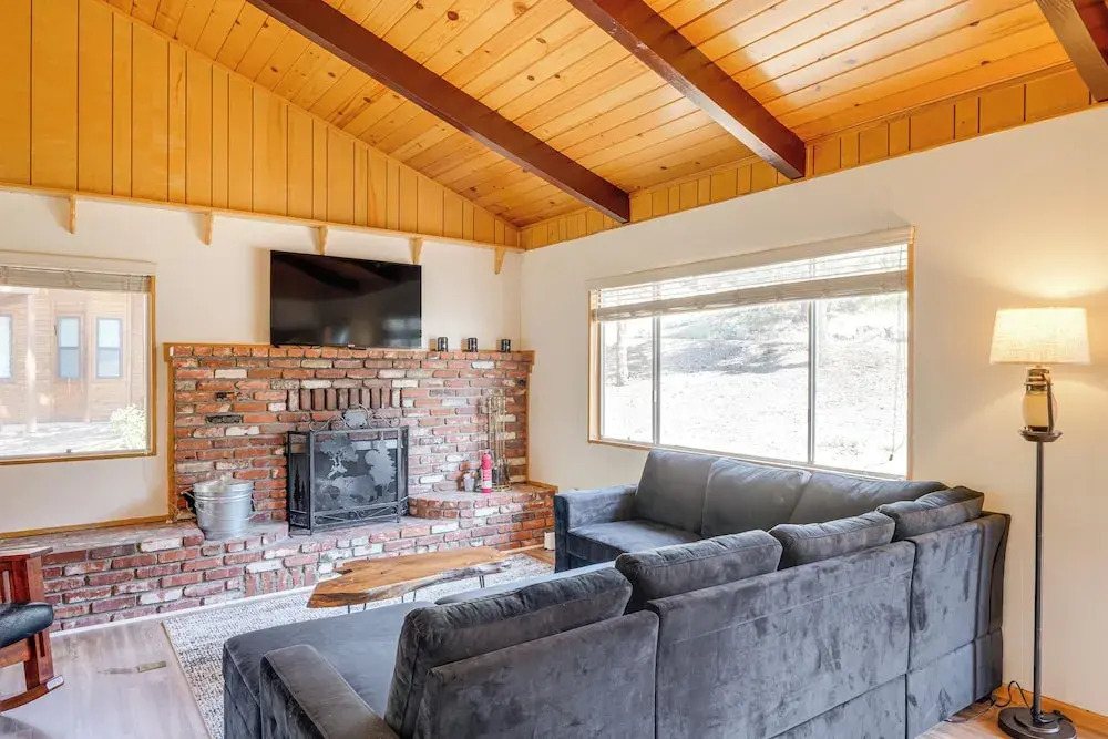 Mountain-view Haven w/ Deck in Pine Mountain Club