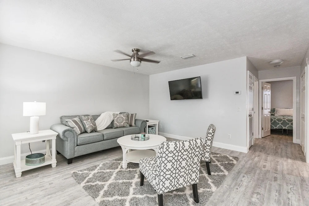 Wisteria Unit A - 2 Br Townhouse