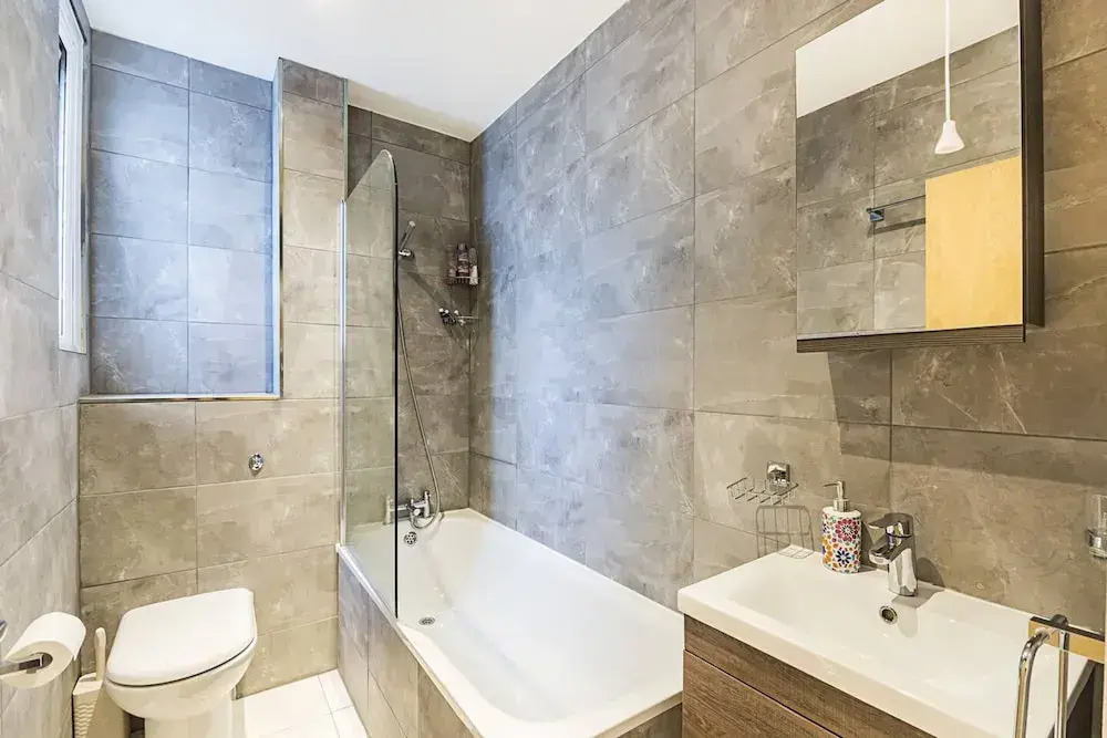 Private Homely Bedroom in Kensington R2