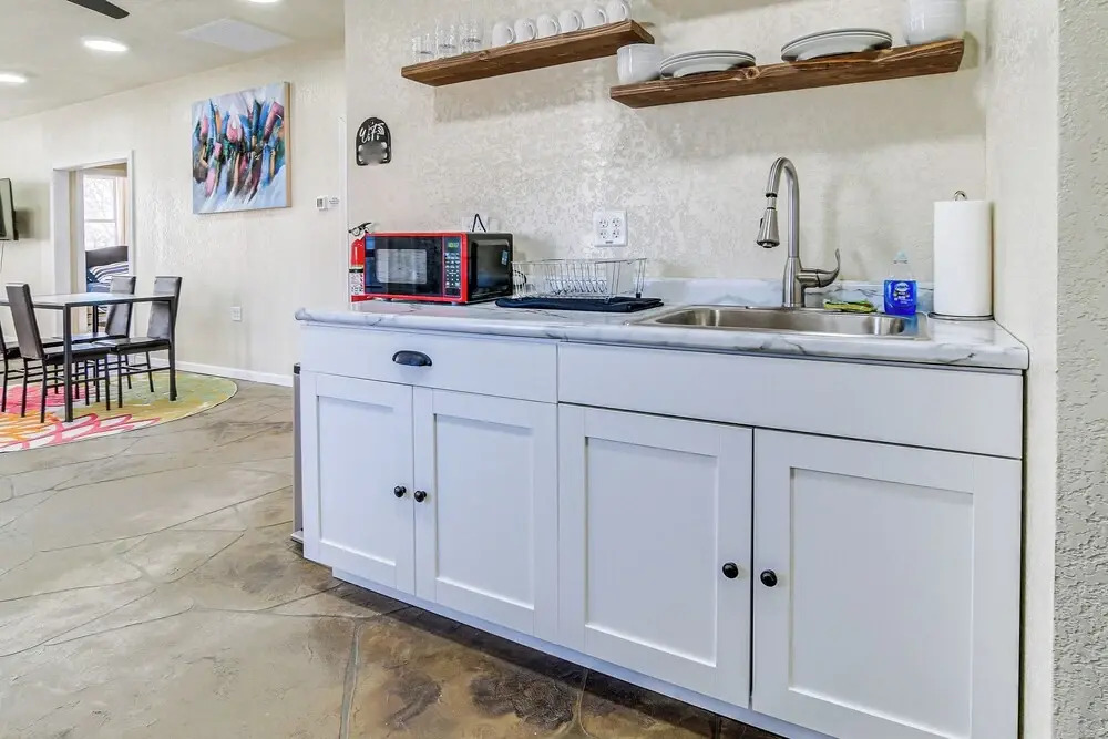 2 Mi to Main St: Newton Guest House
