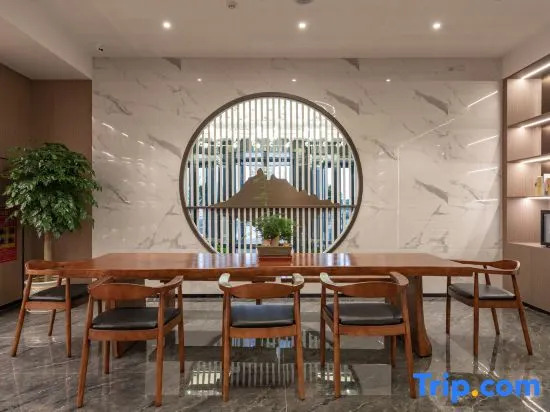 World Hotel (Jinan Jing Shi East Road Rong Chuang Cultural and Tourism City)