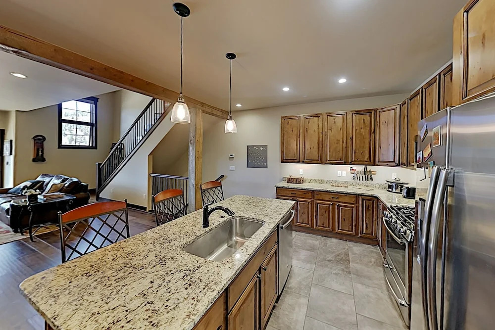 Upscale Decks, Heated Garage, Near Shuttle 3 Bedroom Townhouse