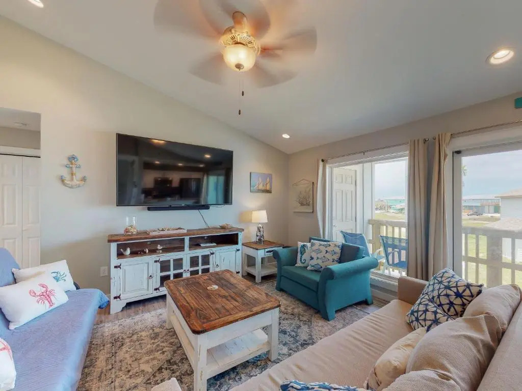 AH-C209 Newly Remodeled, 2nd Floor Condo, Right next to the Marina & Ferry