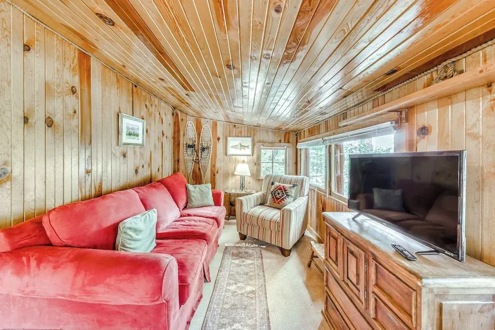 Cozy Cabin Near Grindstone Lake & Downtown!
