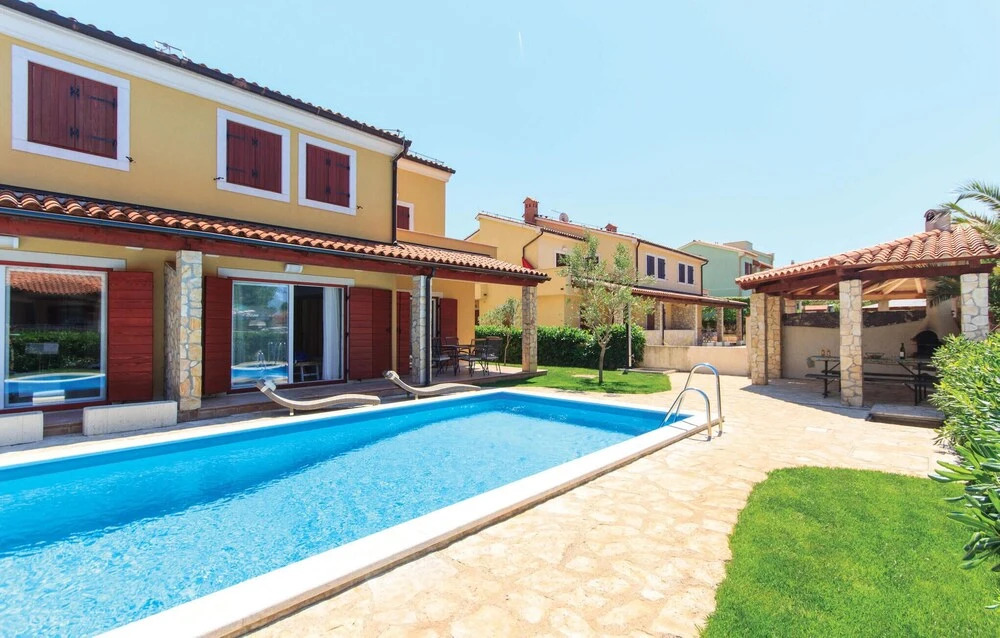 Awesome Apartment in Banjole With Wifi, 1 Bedrooms and Outdoor Swimming Pool