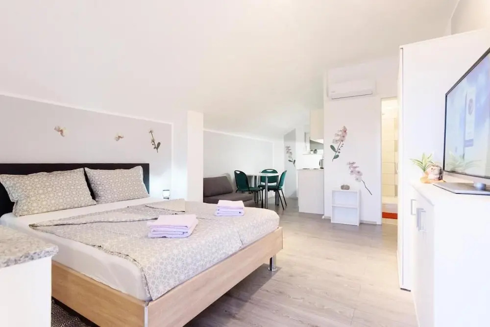 Studio Apartment With Balcony Near Beach Apartmani Orhideja
