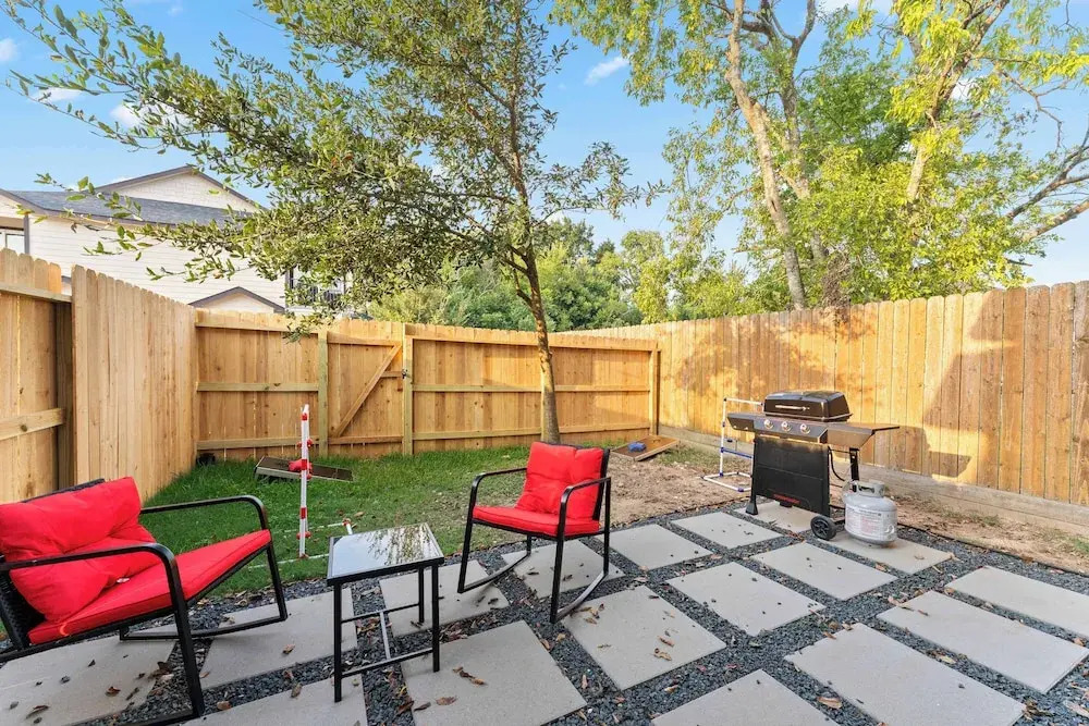NRG Medcenter 2BD 2 5BA w Fencedyard King Bed
