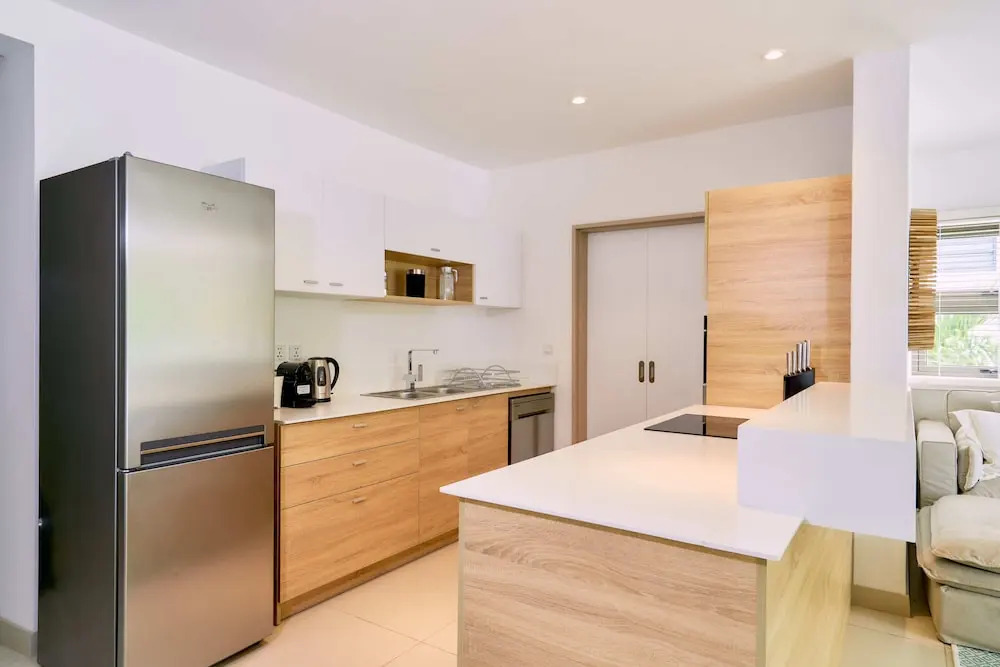 Les Estivales Beachfront Suites & Penthouses with LOV