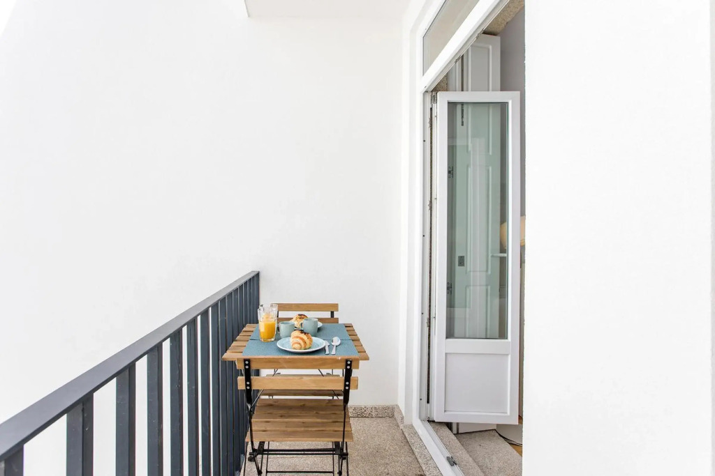 Flux Art Studio w/ AC & Balcony by LovelyStay