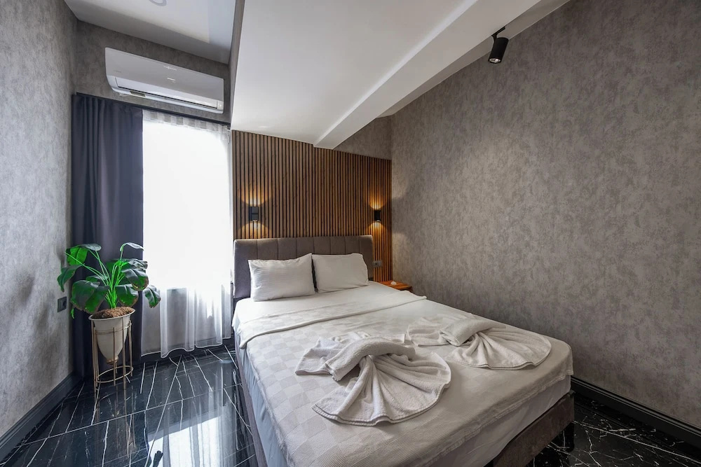 Mrt Suites Lara