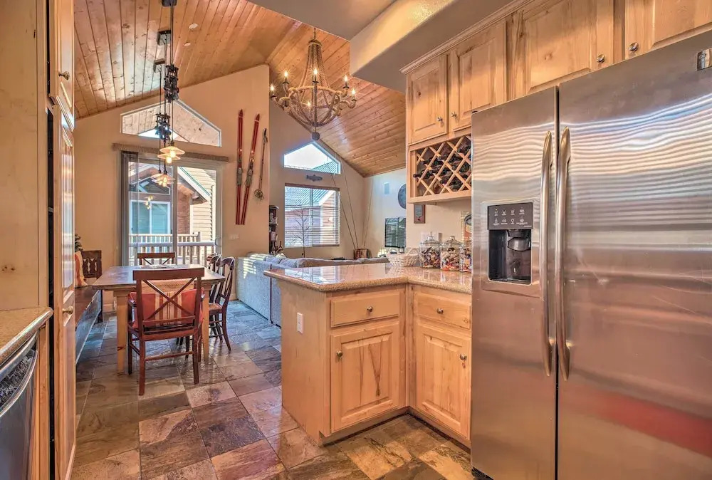 Mammoth Lakes Townhome - 10-Min Walk to Village