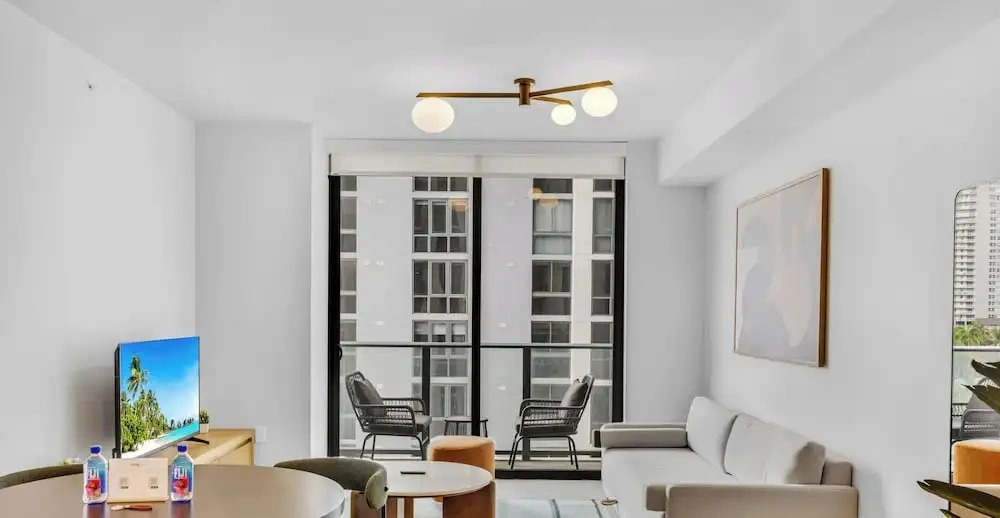 The Crosby Exclusive Condo - Pool & Gym