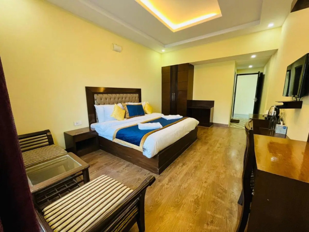 The Ashoka Inn 300mts walkable from Mall Road