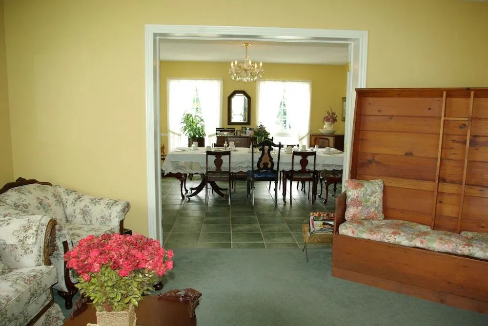Abagale's Victorian Hot Tub and Suites