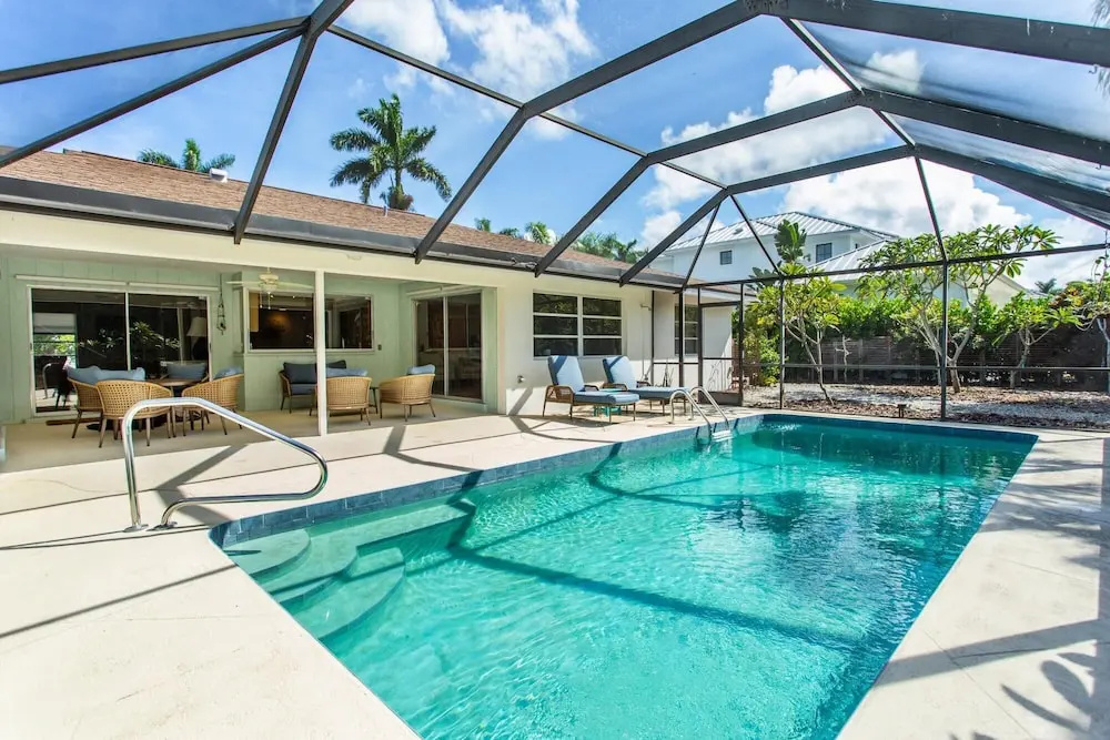 Pesaro - stylish 3BR retreat near Via Miramar Beach, beautifully renovated home with a private pool, lush tropical gardens and premium modern comforts, perfect for families and relaxing getaways, just minutes from sandy beaches and vibrant downtown Naples