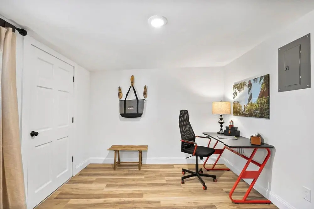 Renovated Bungalow With Work Space Kitchen Patio