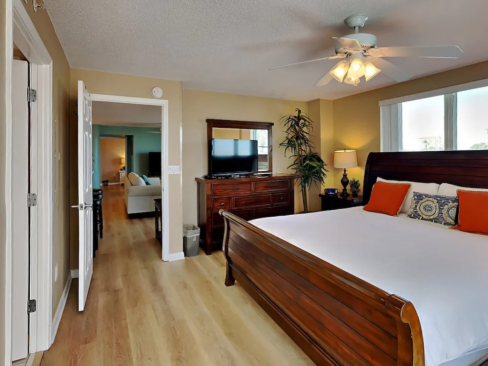 Dune Pointe 201: DON'T MISS OUT! AMAZING BEACH CONDO FREE BEACH SERVICE &more