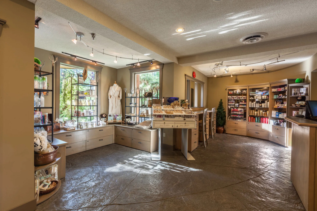Tigh-Na-Mara Seaside Spa Resort
