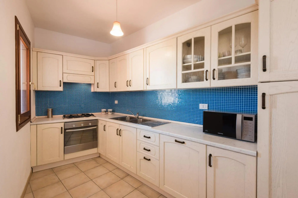 It consists of 3 bedrooms with air conditioning (one triple with a double and a single bed, a twin b-S'ABBA DI GIU'