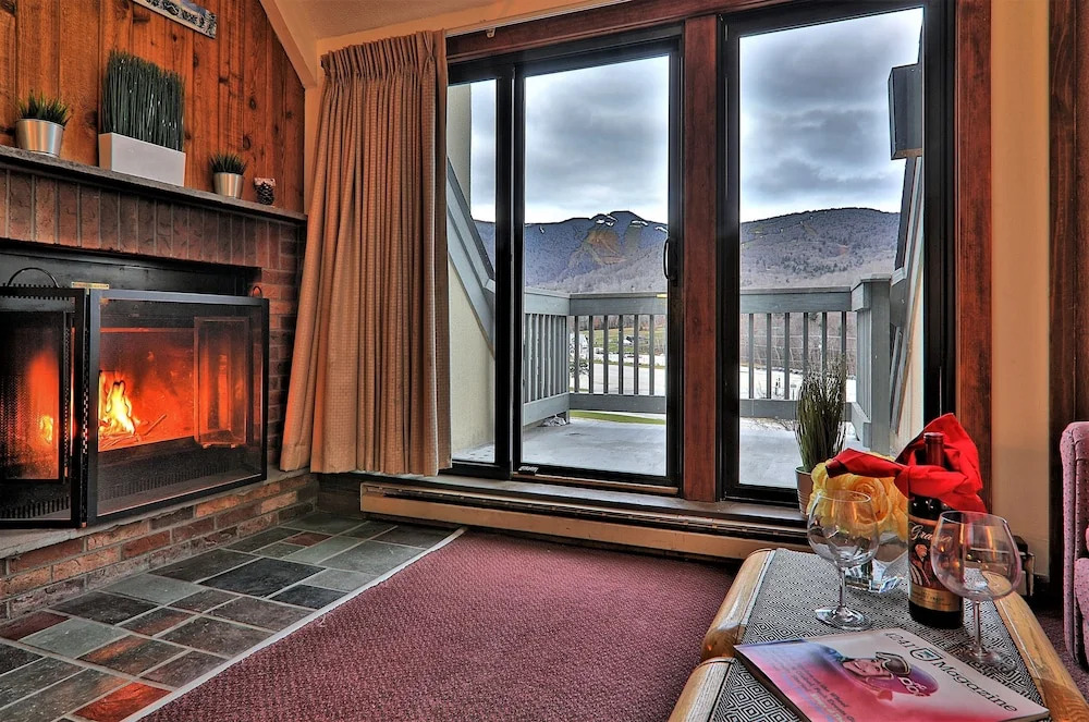 MG 3G02 - Views! Loft Condo Steps to Killington Resort. Hot Tub!