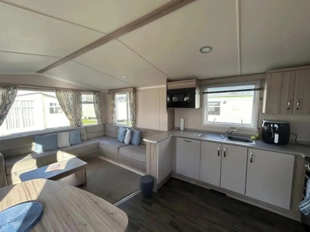 Modern 3-bedroom Caravan Near Beach at T