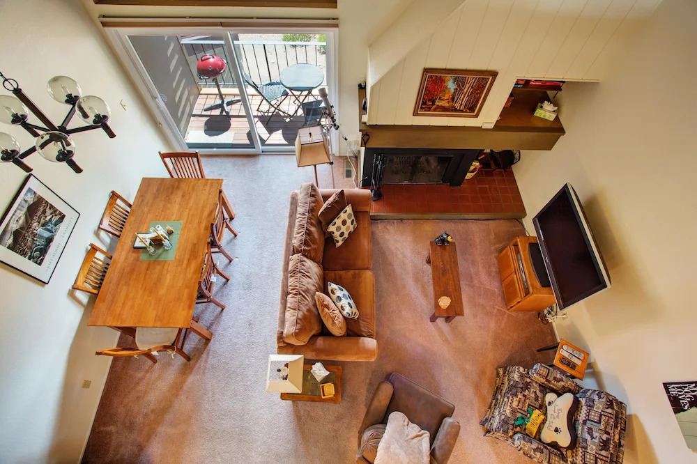 Stellers Jay Lake View  2 Bedroom Condo by RedAwning