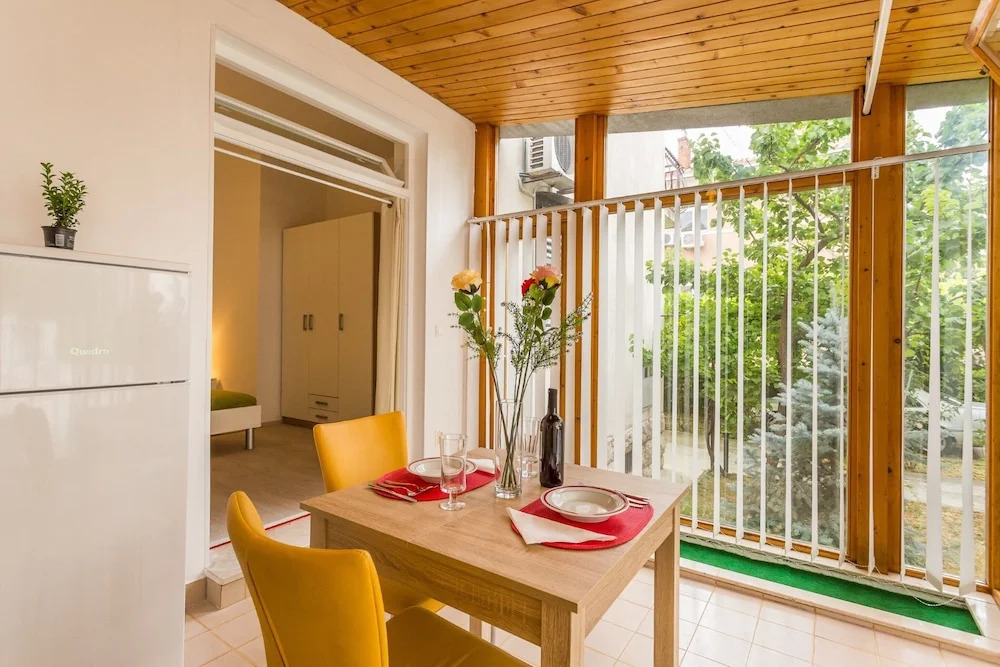 Comfortable Modern Studio With Shaded Patio