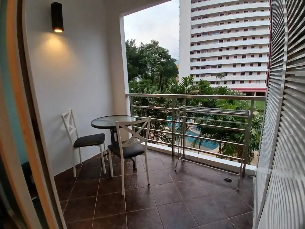 6-32 - 1 Bdr Condo With Balcony and Shared Pool
