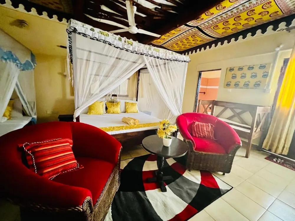 Luxurious 3-bedroom Holiday House With Pool Access in Diani Beach