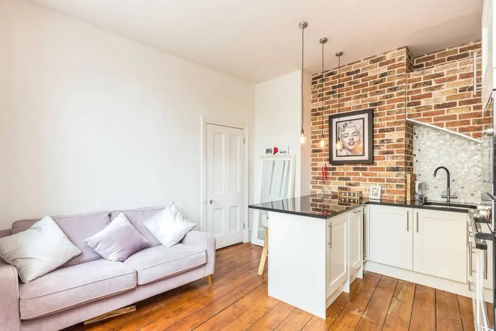 Putney riverside pad, perfect base for Wimbledon