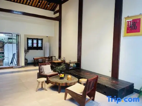 Jinglu Homestay