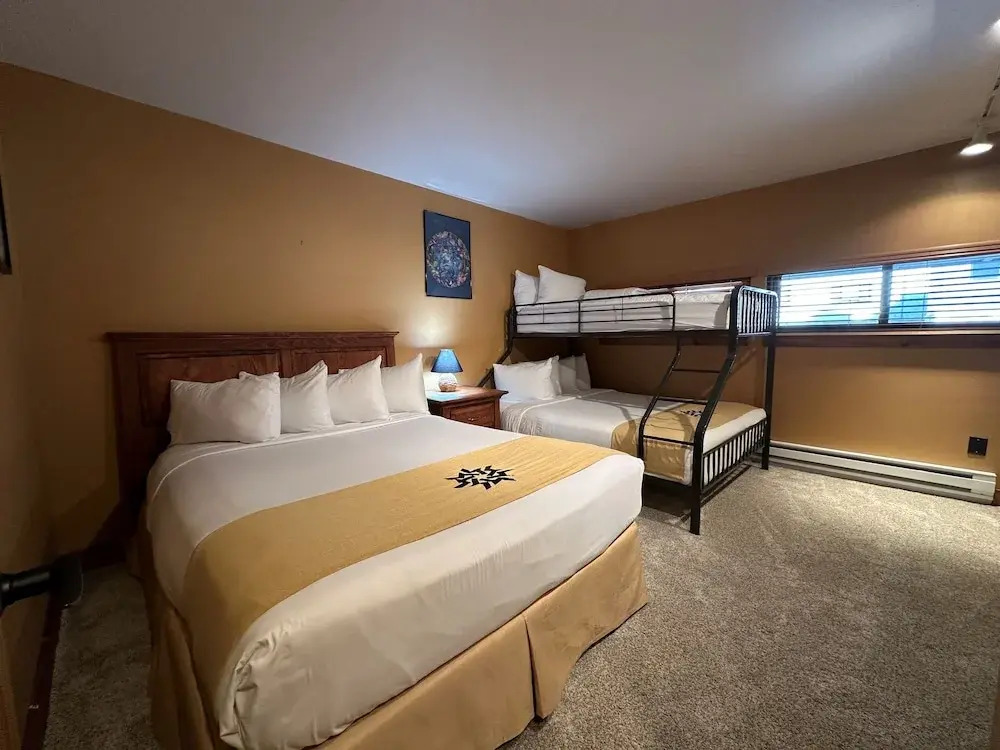 Lakeside, Spacious, Modern 2br - Sleeps Up To 8 2 Bedroom Condo