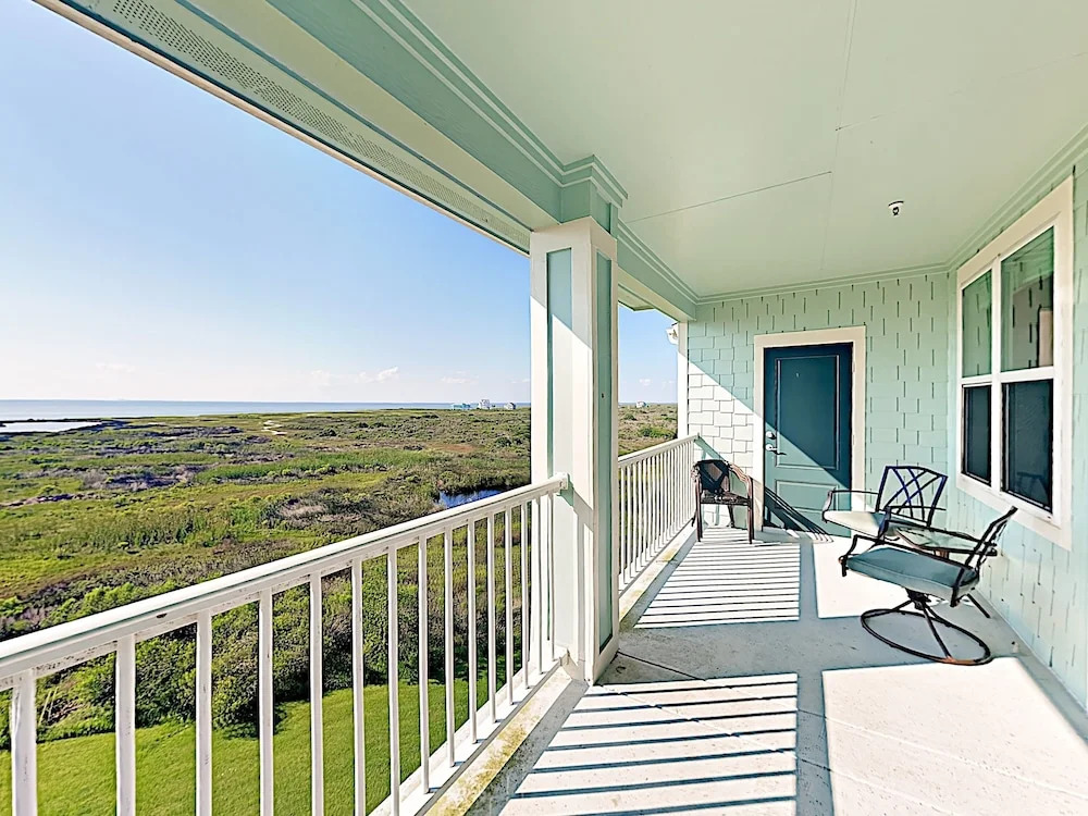 New Listing! Bay-view Gem W/ Pool, Hot Tub & Beach 2 Bedroom Condo