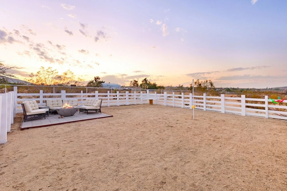 Golden Desert Ranch - Hot Tub, Fire Pit And Bbq! 3 Bedroom Home by RedAwning