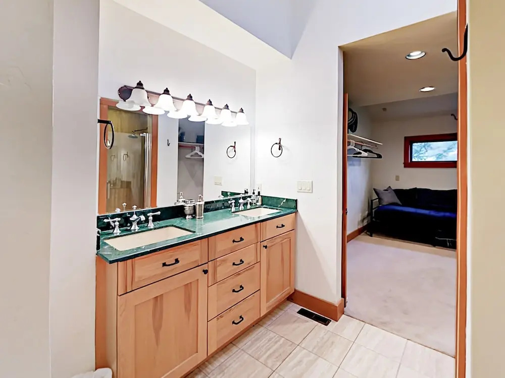 2010 Vermont Duplex #1B West 4 Bedrooms 3 Bathrooms Duplex