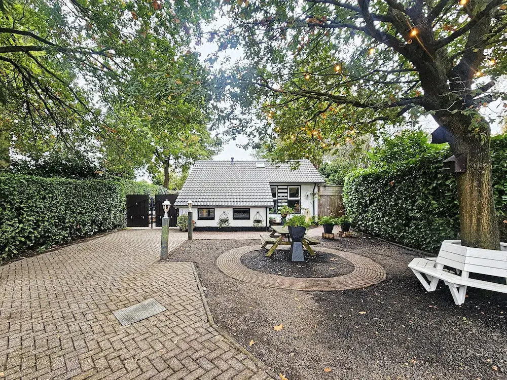 Scenic Stay Near Town & Lake