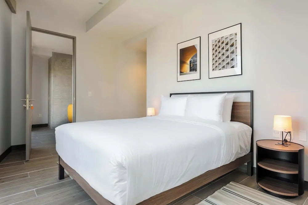 w Deluxe 3BR w Balcony in Interlomas
