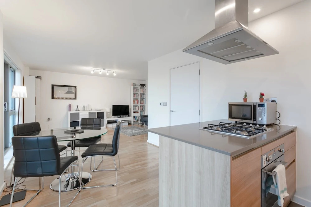 Modern 1 Bedroom Flat in Shadwell With Balcony
