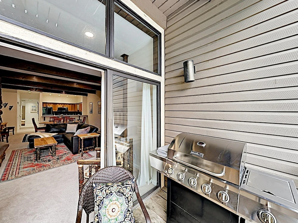 New Listing! Chic Getaway: Pool, Adjacent To Lake 3 Bedroom Condo