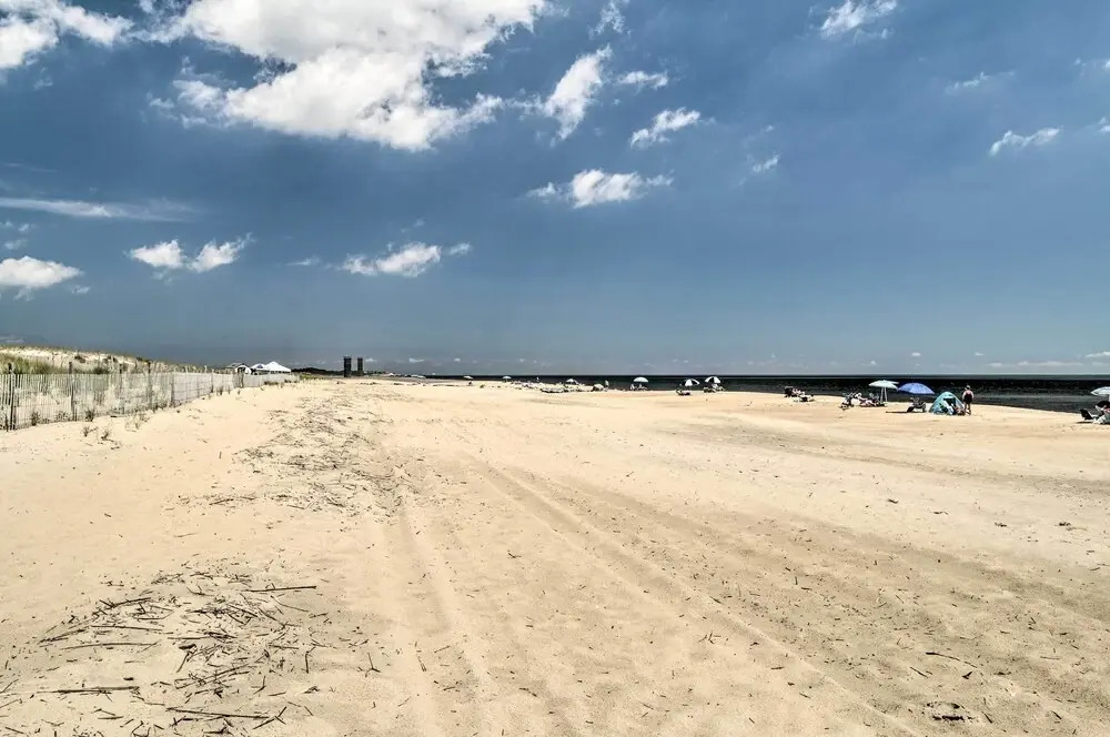 2 Mi to Ocean: Rehoboth Beach Condo w/ Pool Access