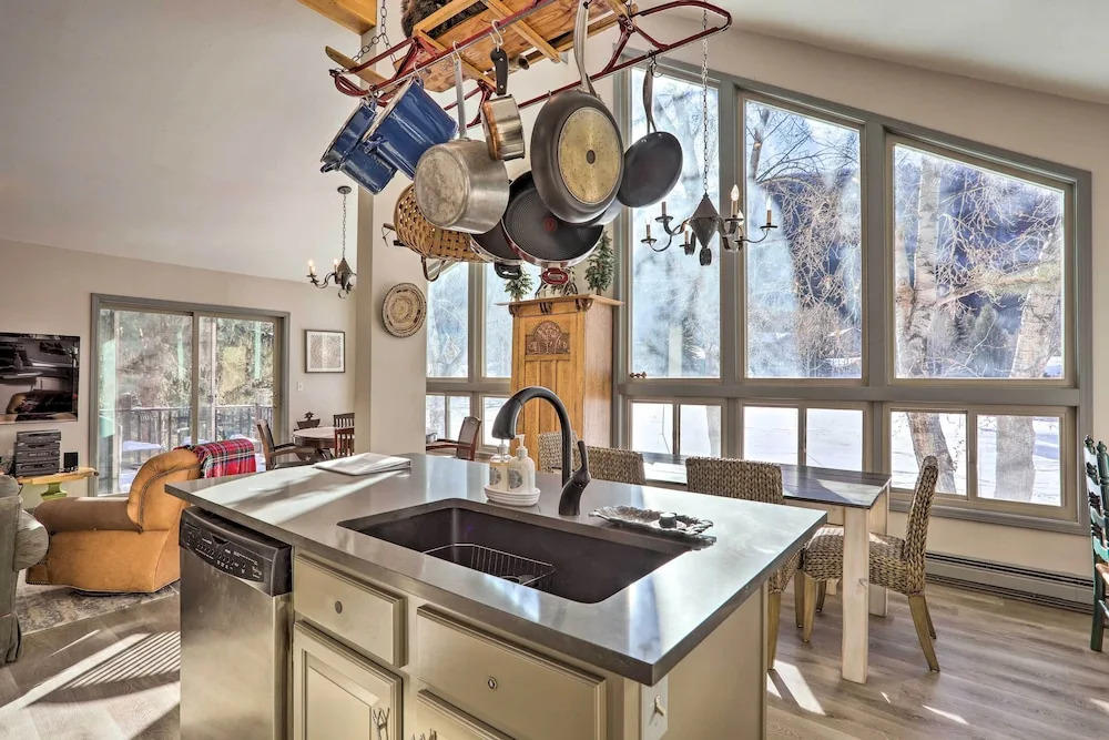 Charming Mtn Home on Golf Course ~ 4 Mi to Slopes!