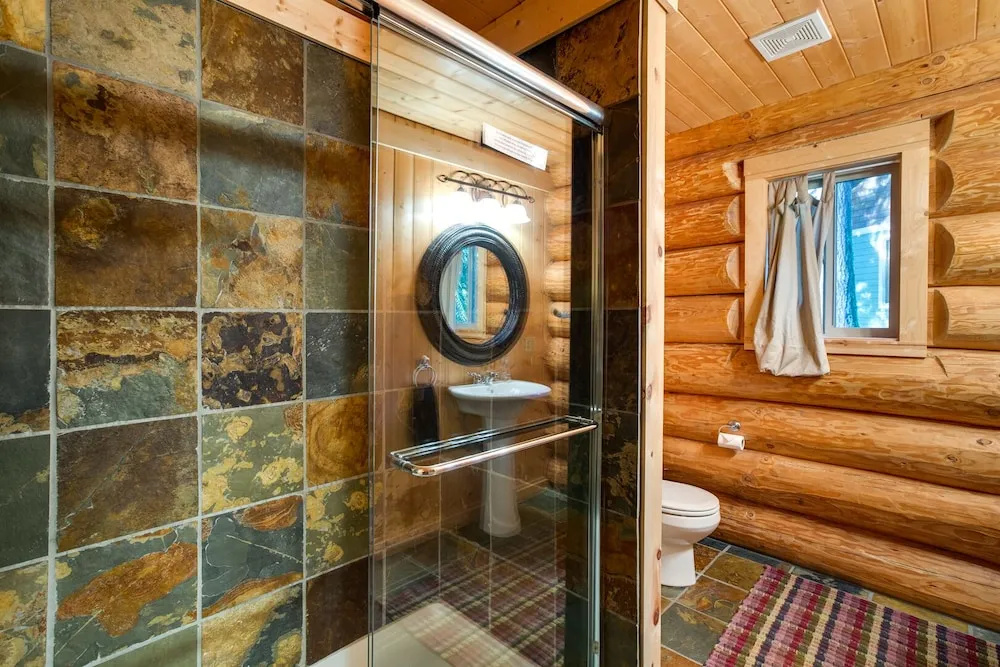 Snowline Cabin #33 - A Stunning Family Log Home With a Hot Tub and Wifi!