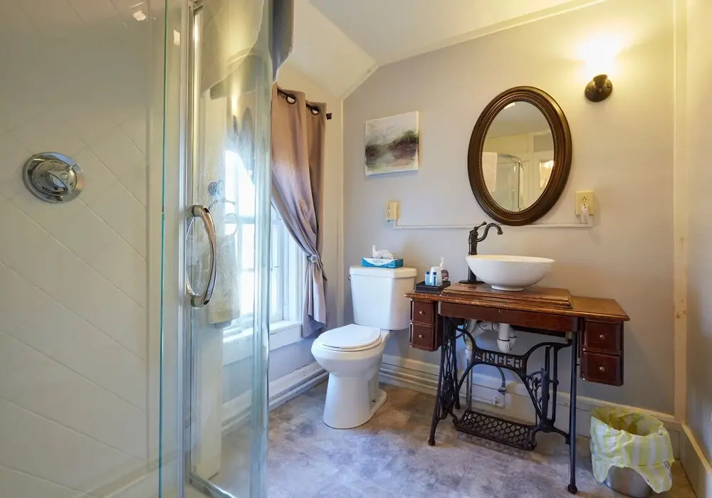 Home Near Hiking Biking w Hottub 6 Bedrooms