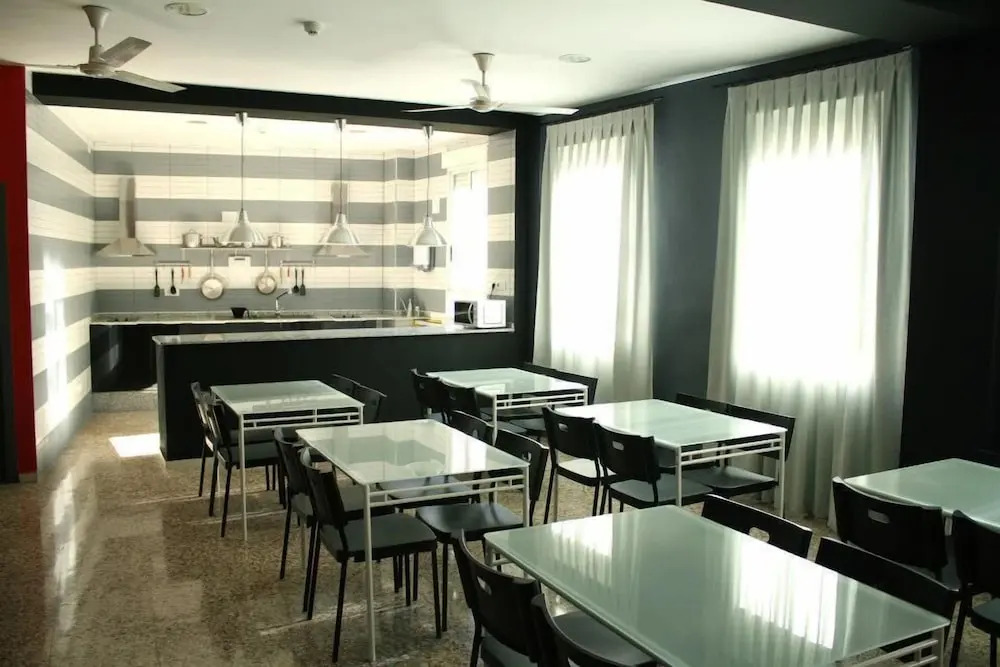 Quart Youth Hostel & Apartments