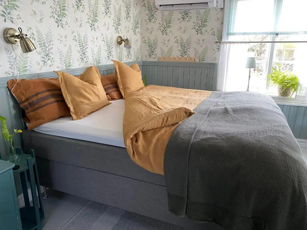 B&B Bland Ormbunkar Och Rosor