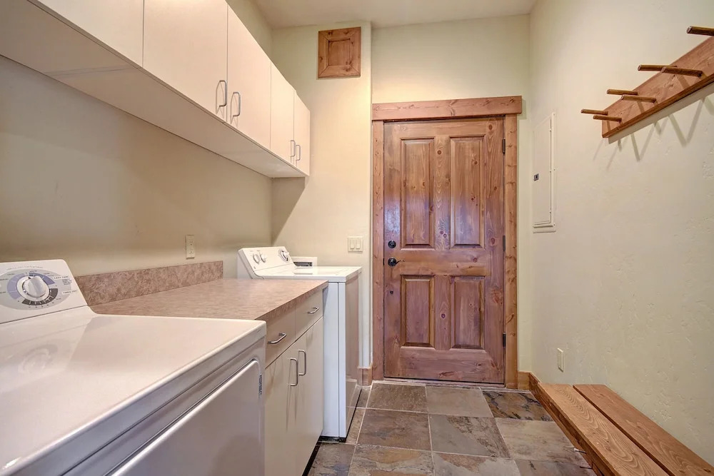 Premier 2-story Townhome Minutes From Winter Activities 3 Bedroom Townhouse by RedAwning