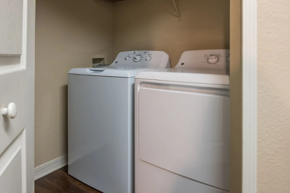 1 BR and 2 BR Jacksonville Beach Apt with Parking by Frontdesk